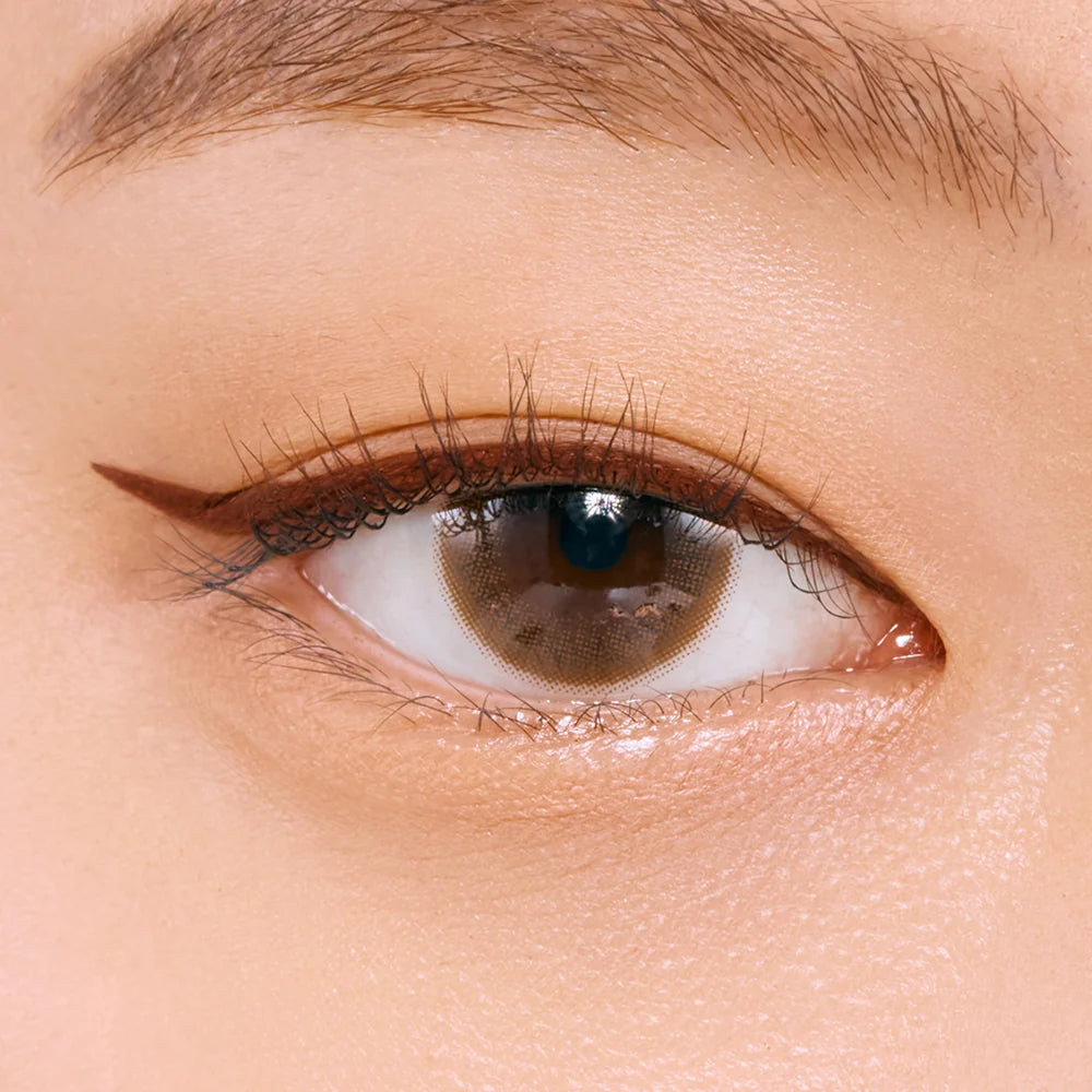 CLIO Superproof Pen Liner eye close up