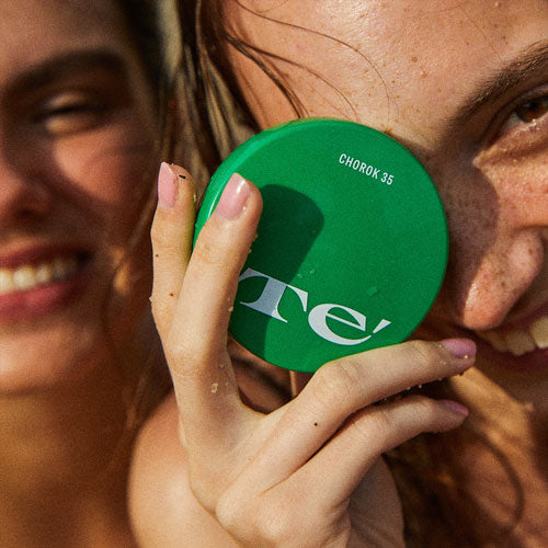 Te' Chorok 35 Sun Cushion held against the cheek