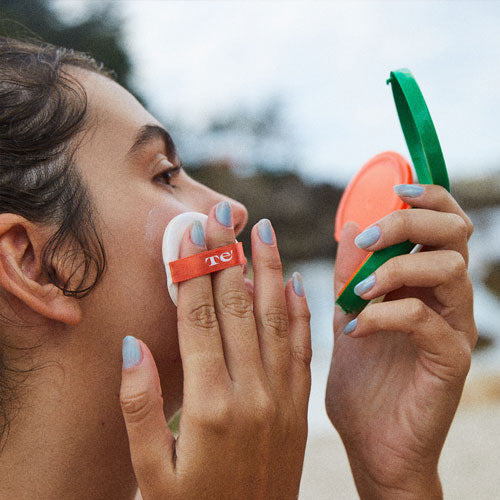Te' Chorok 35 Sun Cushion being patted on with the puff
