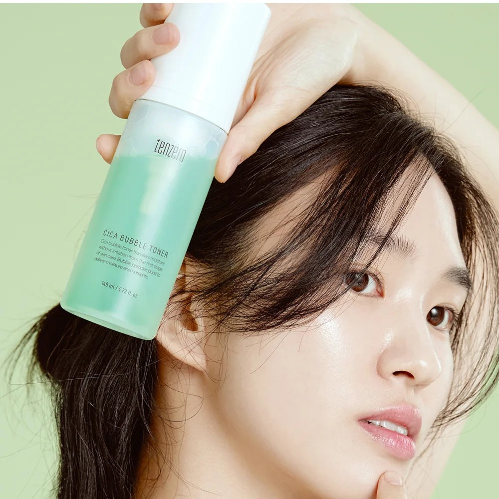 Model holding tenzero Cica Bubble Toner 140ml